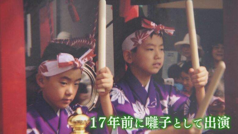 囃子としてくんちに参加した大﨑さん（右）