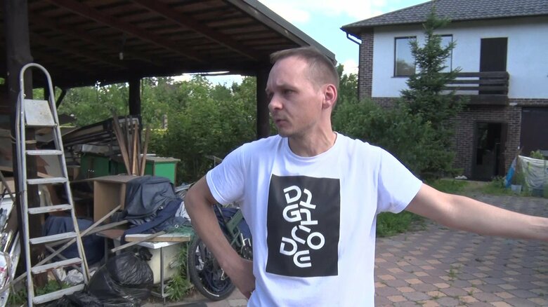 取材に応じるイヴァンさん。ブチャの自宅に戻るとロシア兵が生活した痕跡があった