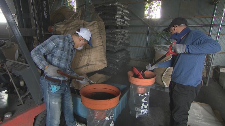 くん炭の袋詰め作業