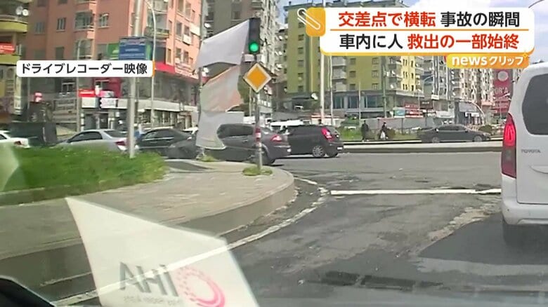 車が歩道の縁石にぶつかり、はずみで横転してしまう瞬間③