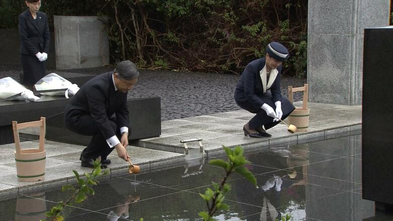 「鎮魂の丘」で献水される両陛下