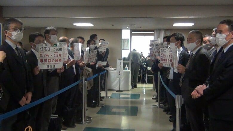 自民党議員にアピールする“プラカード活動”