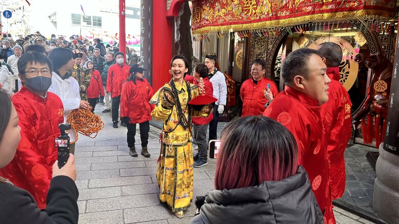 急きょ　中華街を練り歩いた皇帝皇后