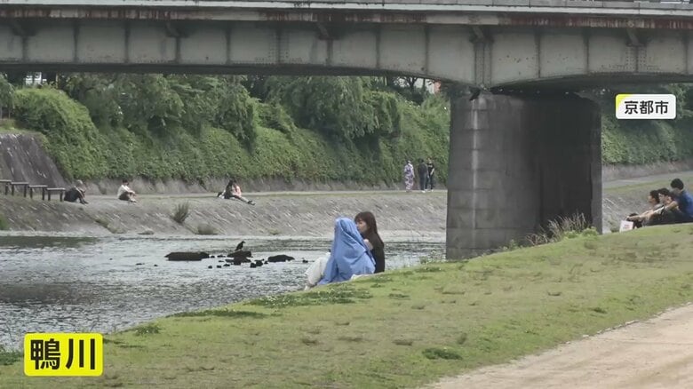 鴨川はカップルなどが等間隔で座る人気のスポット