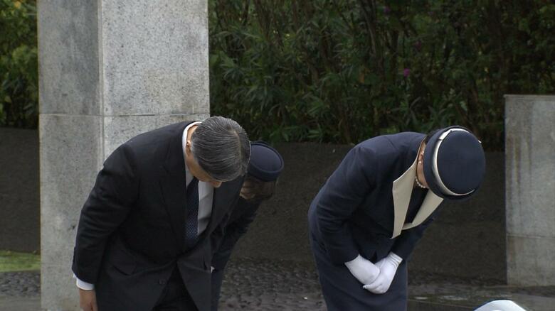「鎮魂の丘」で拝礼される両陛下
