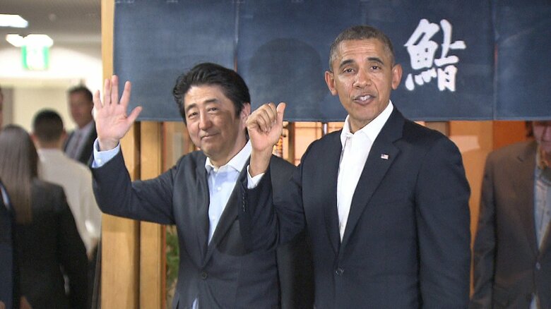 非公式夕食会を終え、銀座すきやばし次郎を後にするオバマ氏と安倍氏（2014年4月）