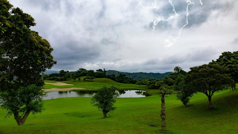 ゴルフ場など広大に開けた場所では、人に雷が落ちやすい