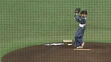 NHK大河ドラマ「軍師官兵衛」出演時の衣装で始球式に臨む若山容疑者（2014年）