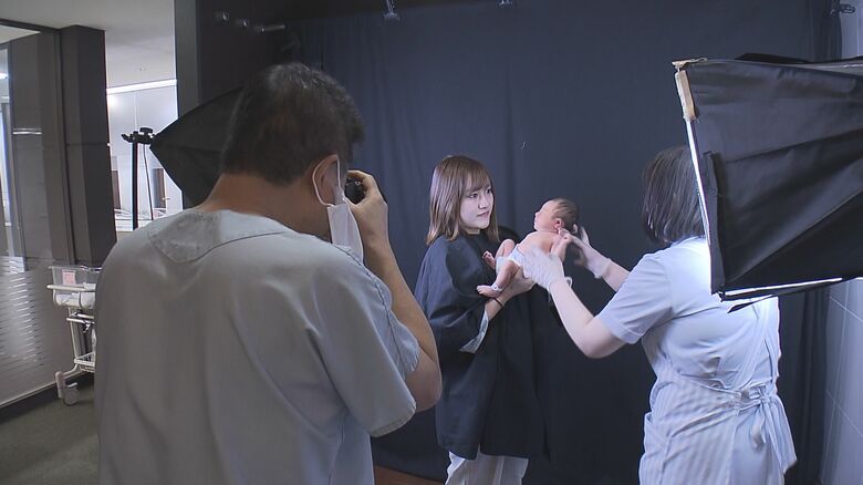 赤ちゃんとお母さんを写真に収める