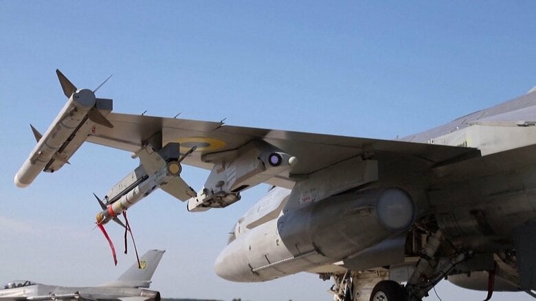 ウクライナ空軍F-16AM戦闘機の左主翼端にAIM-120 アムラーム空対空ミサイル。