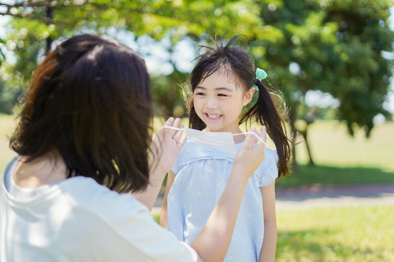 屋外ではマスクを外すことも大切（イメージ）