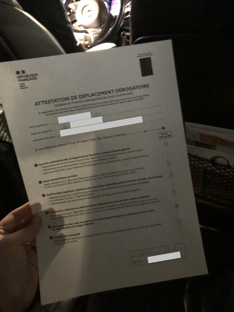 夜間外出時には理由を記した証明書を携帯しなければいけない