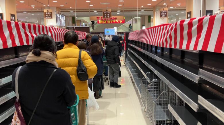 大勢の客が詰めかける店内