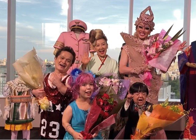 「MAZEKOZEアイランドツアー」は9月末まで配信中。右前はマメ山田さん。