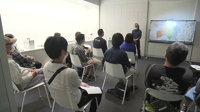 語り部による講話に耳を傾ける参加者