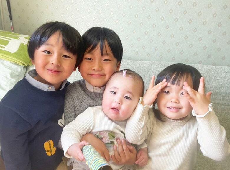 2022年2月撮影。左から長男あるたくん（当時6歳）、次男わくくん（同4歳）、れいちゃん（同9カ月）、長女りいちゃん（同2歳）（提供：awarireさん）