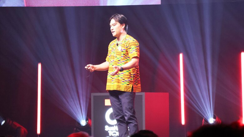 小規模農家への融資の仕組みをプレゼンする牧浦氏