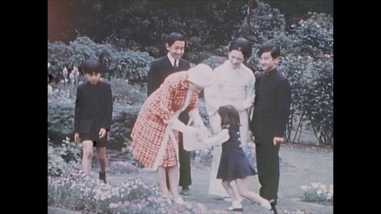 昭和50年5月　東宮御所のお庭をエリザベス女王と散策される当時の皇太子ご一家