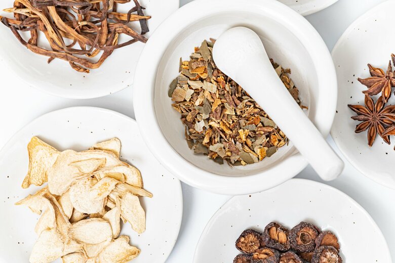 漢方薬と総合風邪薬を併用する際は、原料の生薬の成分も調べる必要がある（画像はイメージ）