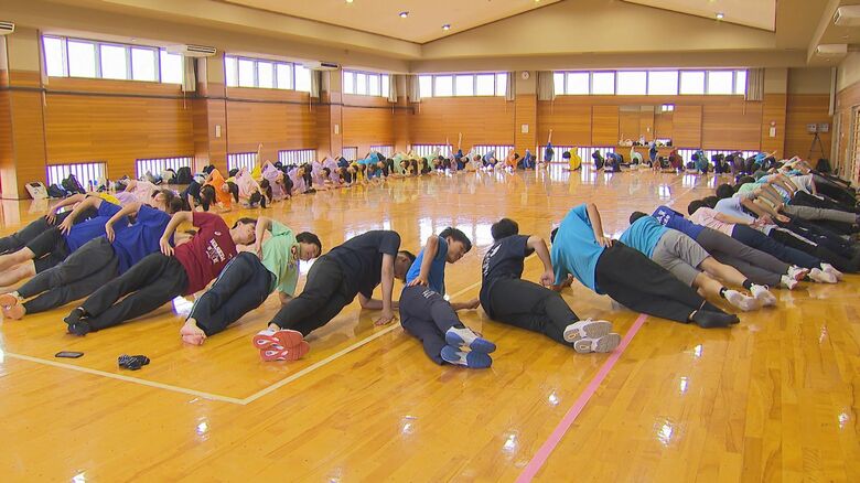 リーダー・吹奏楽団がチアリーダーズの練習に参加