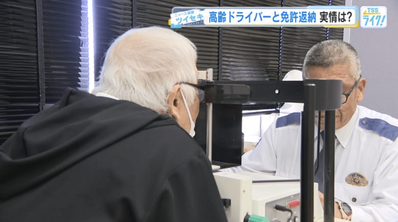 運転技能検査を受ける男性