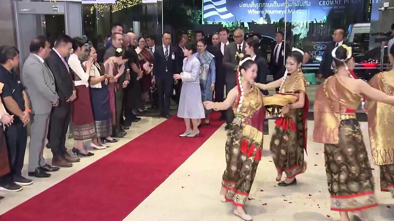 17日夜、幸せを祈る伝統的な民族舞踊の歓迎を受けられる