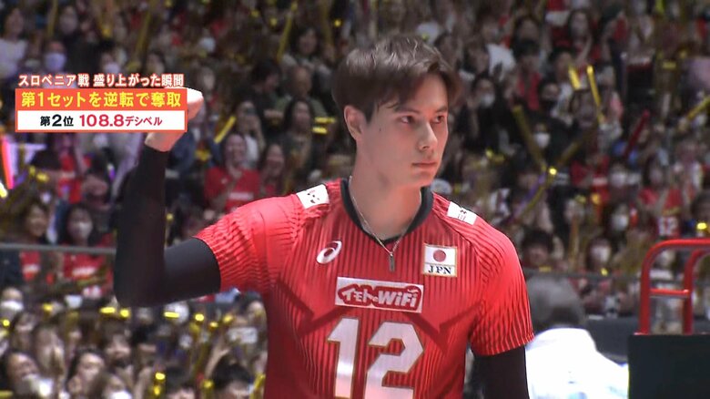 得点を決めてガッツボーズをする髙橋選手