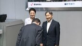 天皇皇后両陛下が愛媛県到着　「植樹祭」出席へ　皇后さまは淡いブルーのパンツスーツ　西日本豪雨の被災者と懇談も