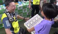 日本サッカー協会と国税局がコラボイベント 紙幣1億円分の重さを体感した子供「1億円を納められるようになりたい」