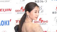 田中みな実 肩出しドレスで美背中 “出会いの場ではシンプルな服装” 中村倫也とベストドレッサー賞