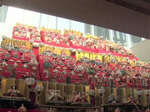 高さ5m・21段飾りも…商店や公共施設に『ひな飾り』 熊野文化交流センターには520体並ぶ 三重