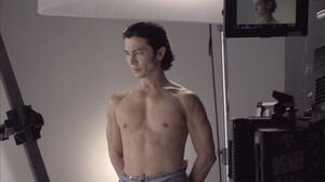 武田真治 表情筋にこだわり? 新CMで美しい肉体を披露! 自宅トレーニングもレクチャー
