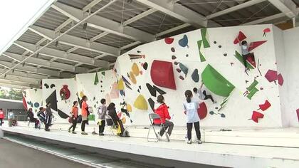 スポーツクライミング大会　完登目指し壁に挑む　岩手県盛岡市