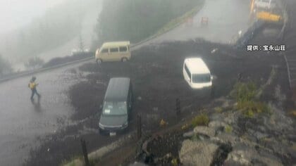 「3時間歩いた」あす閉山の富士山で混乱　大雨で通行止め、下山客がバス待ちで“長蛇の列”　遭難事故も相次ぐ