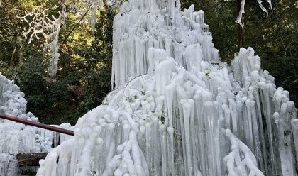 霧島に「温泉水で氷の壁」出現も…わずか5日で激変！寒暖差が生むレア現象