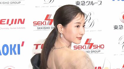 田中みな実　肩出しドレスで美背中 “出会いの場ではシンプルな服装”　中村倫也とベストドレッサー賞