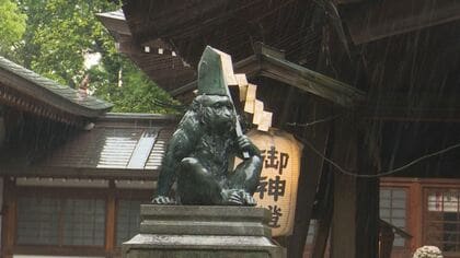 魔除けの象徴として大切に…山に多く生息するサルが「神様の使い」の神社　境内には像や絵があちこちに