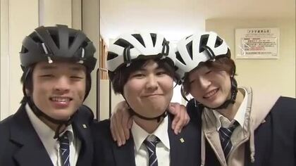 髪型が崩れても…これで大丈夫！美容師の“セット講習”付き　福井高専の学生にヘルメット100個を贈呈　鯖江ロータリークラブが自転車通学での着用呼びかけ