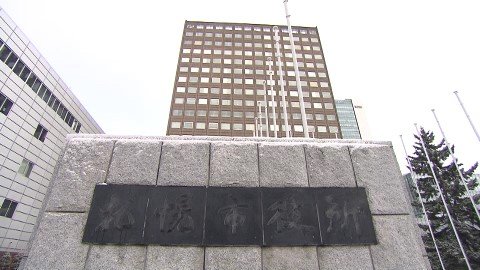 【10年近く盗撮を繰り返したか】仕事終わりに複数の女性のスカート内をスマホで”動画撮影”…50代の市職員”停職6ヶ月の懲戒処分”を受け依願退職「性的欲求を抑えられずやってしまった」＜北海道札幌市＞