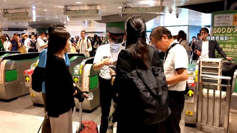 「今まで一番強かった」最大震度6強　青森9人岩手2人ケガ　車販売店の全面ガラス粉々　東北新幹線一時運休で混乱