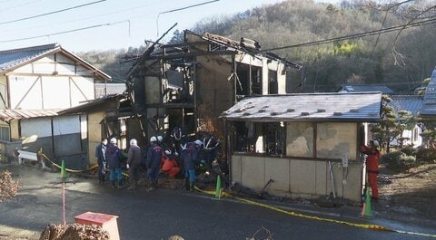 「全体に火がまわっている」2階建ての住宅1棟全焼　焼け跡から1人の遺体見つかる　1人暮らしの90代男性か　警察が身元の確認進める