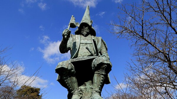 熊本城を見守る加藤清正の銅像。築城名人の幼少期からの功績と明治時代