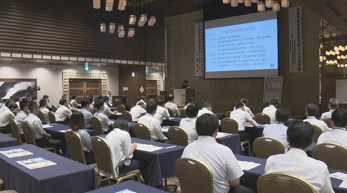 警察関係者などを前に講演