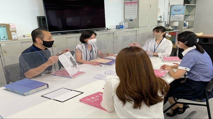 編集会議の様子 提供:防衛省 白書制作事務室
