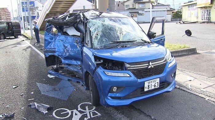  山本結香さん（当時23歳）が運転していた乗用車　車体右側が大きく破損している