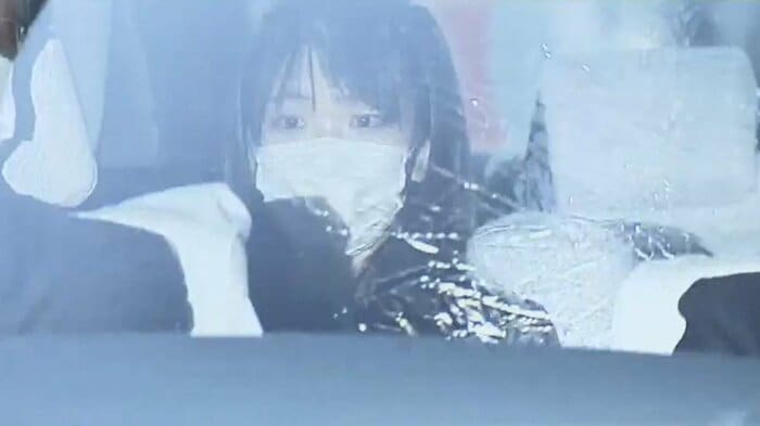 結婚会見後、渋谷区のマンションに向かう眞子さん。すでに髪を下ろし、着替えていた(26日)