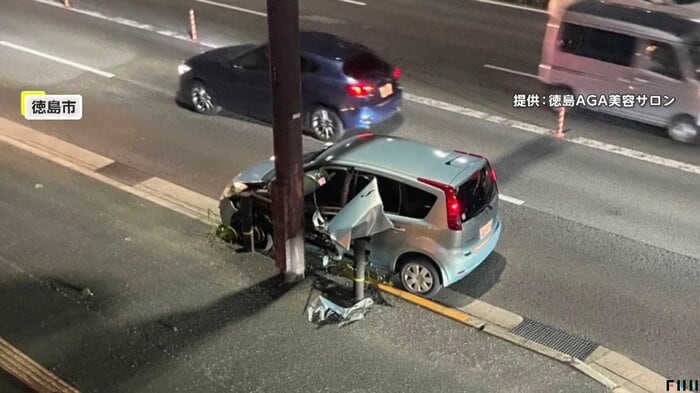 電柱のそばのガードパイプで停車していた事故車