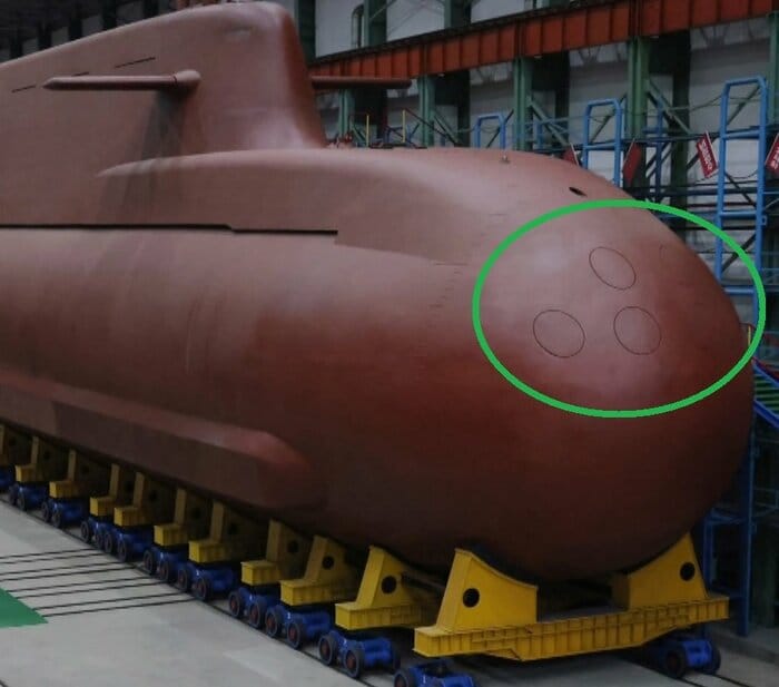 円内には魚雷発射管の蓋が並んでいるのが見える