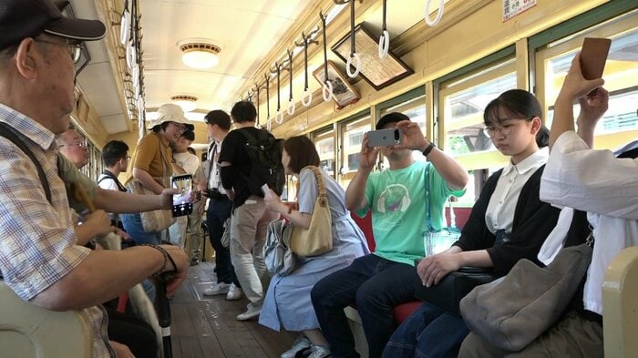 車内でも記念撮影をする人が多かった