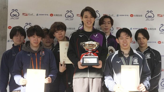 団体で優勝した明治大学のメンバーたち
